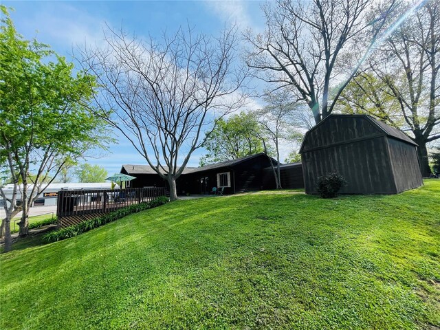 view of yard featuring an outdoor structure