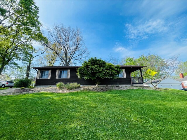 view of front of property with a front lawn