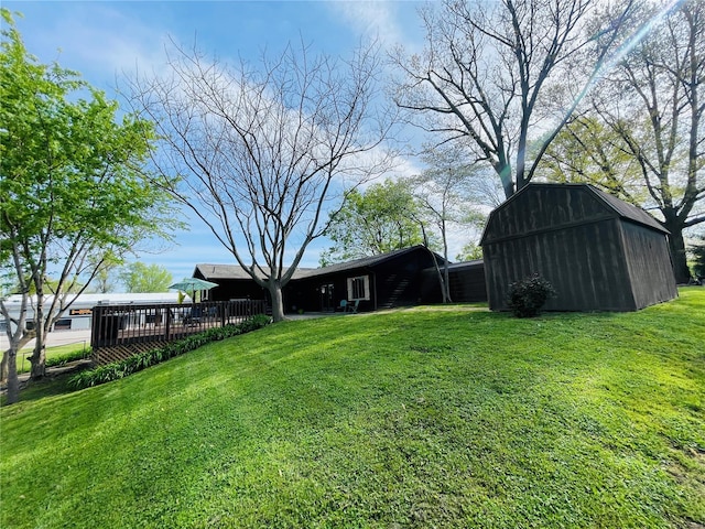 view of yard featuring an outdoor structure