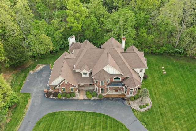 birds eye view of property featuring a wooded view