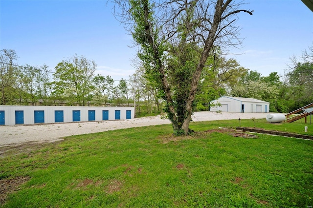 view of yard with an outbuilding