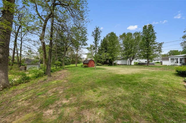 view of yard featuring an outdoor structure and a barn