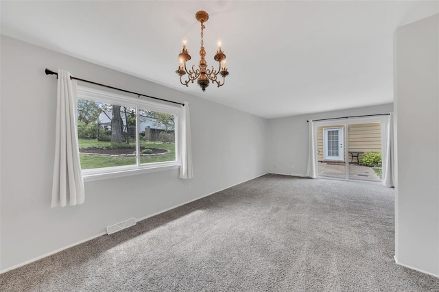 carpeted spare room with an inviting chandelier, visible vents, and baseboards