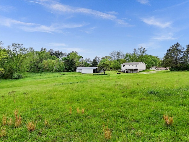 view of yard featuring a rural view