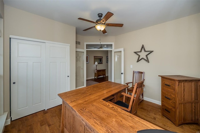 office area with baseboards, ceiling fan, dark wood-style flooring, and visible vents
