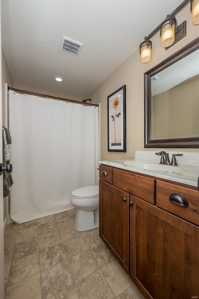 full bath with toilet, a shower with curtain, visible vents, and vanity