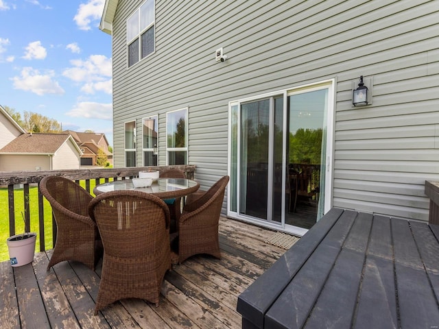 deck with outdoor dining space