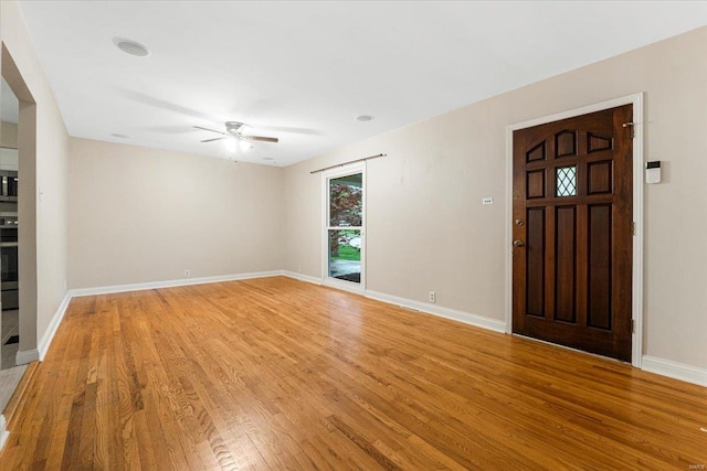 foyer featuring light wood-style floors, baseboards, and ceiling fan