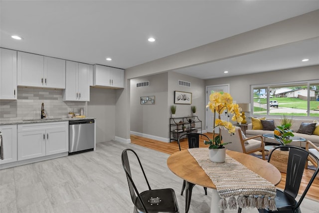 dining space featuring baseboards, indoor bar, recessed lighting, and visible vents