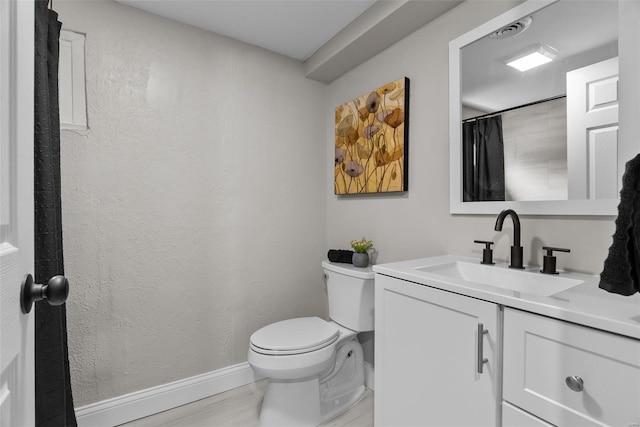 full bath featuring visible vents, vanity, toilet, baseboards, and a shower with shower curtain