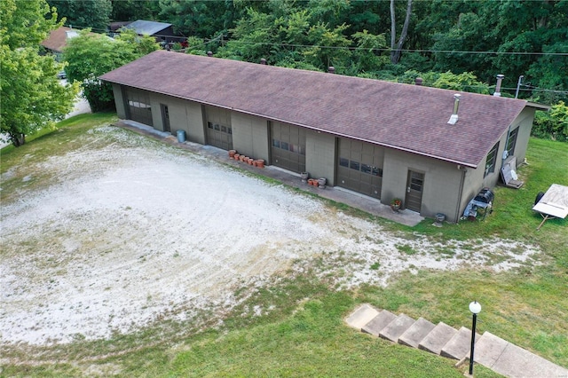 bird's eye view with a wooded view