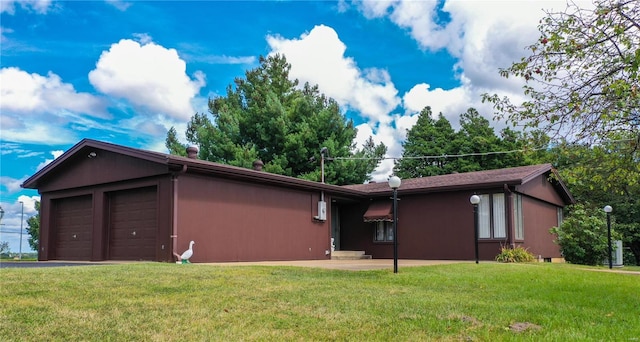 ranch-style home featuring a front lawn