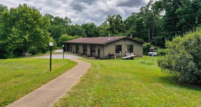 view of front of home featuring a front lawn