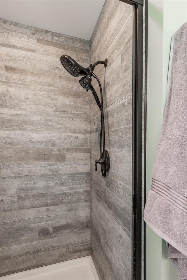 full bathroom featuring a tile shower