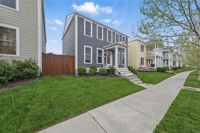 view of front of house featuring fence and a front lawn