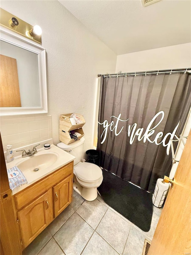 full bath with tasteful backsplash, a shower with shower curtain, toilet, tile patterned floors, and vanity