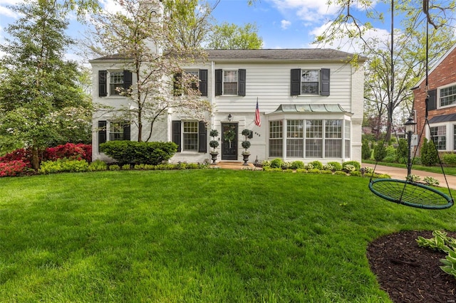 colonial house featuring a front yard