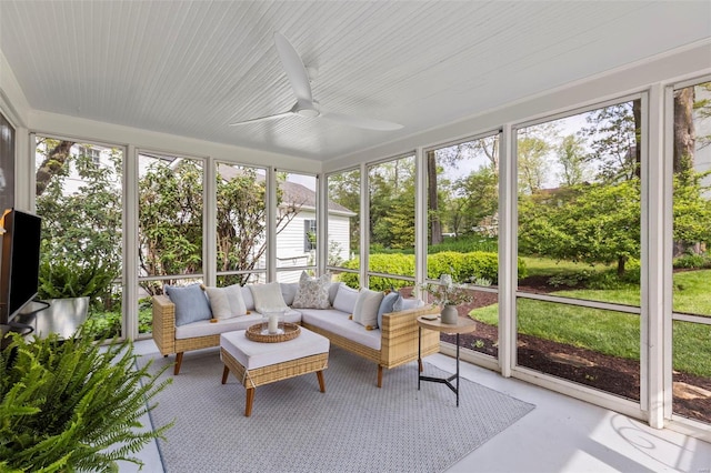 sunroom featuring outdoor lounge area and a ceiling fan
