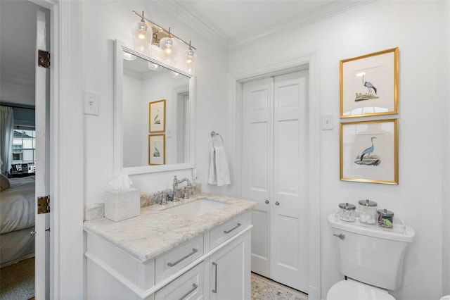 bathroom featuring toilet, vanity, crown molding, and ensuite bath