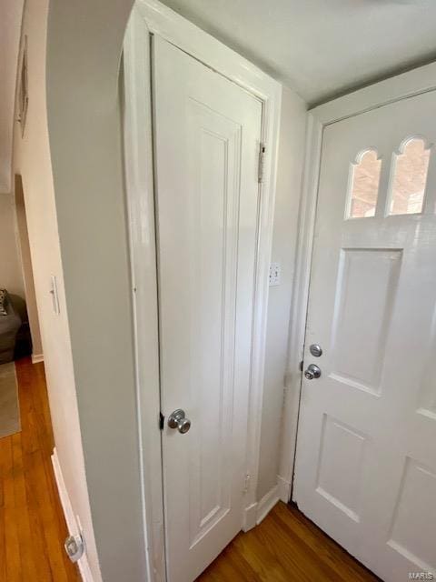 entryway featuring wood finished floors and baseboards