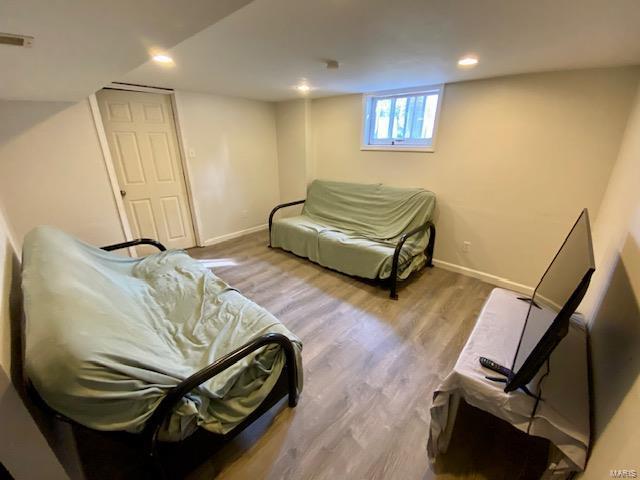 living room featuring recessed lighting, visible vents, wood finished floors, and baseboards