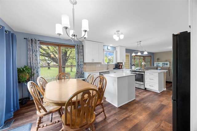 dining room featuring visible vents, an inviting chandelier, and dark wood-style flooring