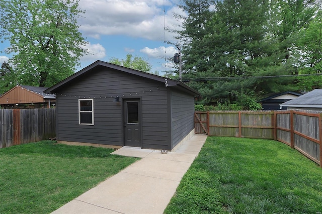 view of outdoor structure with an outdoor structure and a fenced backyard