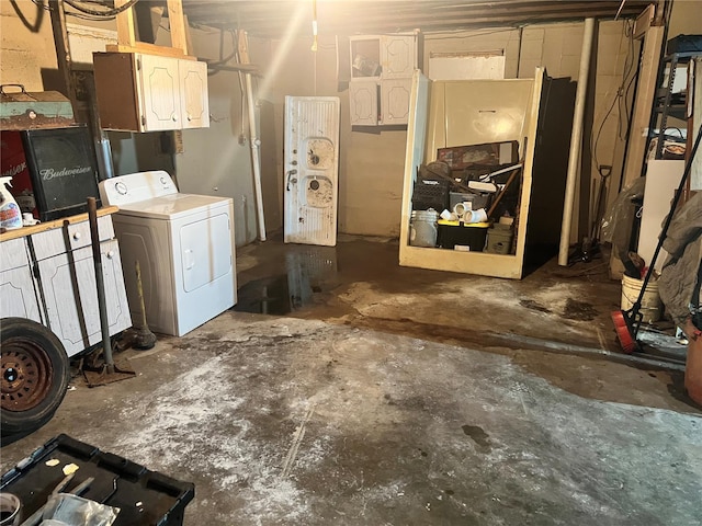 basement featuring washer / dryer