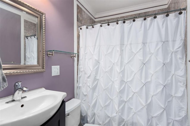full bathroom with toilet, ornamental molding, a shower with shower curtain, and vanity
