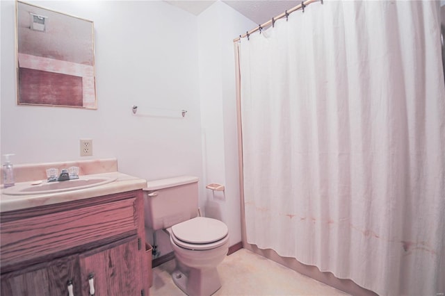 full bathroom featuring a shower with shower curtain, toilet, and vanity