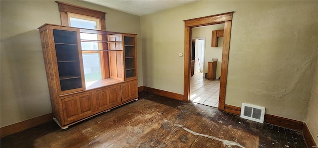 unfurnished room featuring visible vents and baseboards