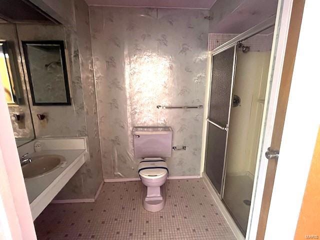 full bath with toilet, a shower stall, wallpapered walls, and baseboards