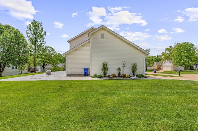 view of side of property featuring a lawn
