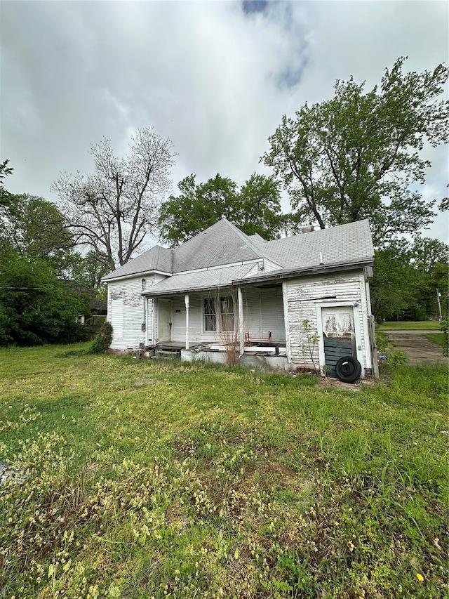 view of front of home featuring covered porch and a front yard