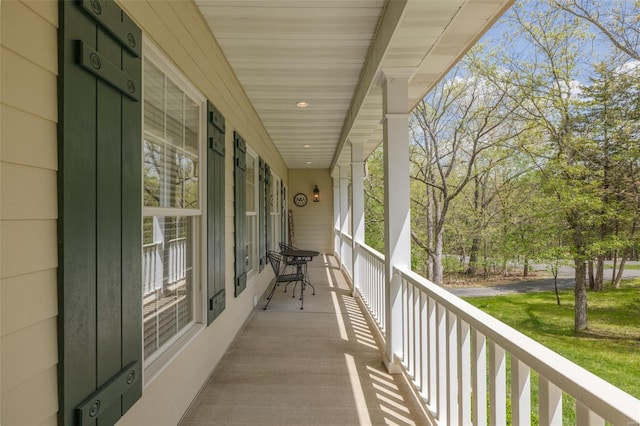 balcony featuring covered porch