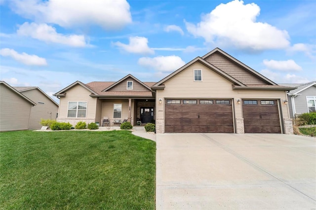 view of front facade featuring a porch, a garage, driveway, and a front yard