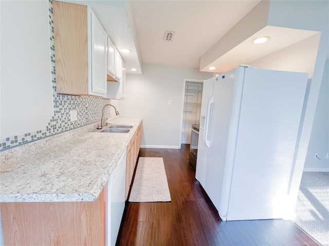 kitchen featuring a sink, recessed lighting, freestanding refrigerator, and dark wood-style floors