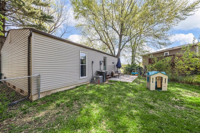 view of yard featuring a fenced backyard and a patio area
