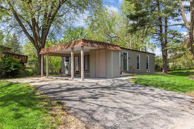 view of front of property featuring a front lawn and driveway