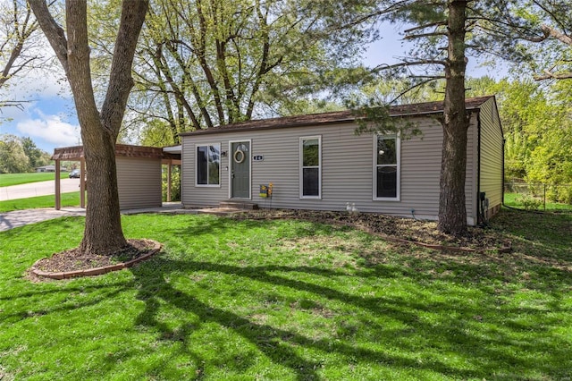 manufactured / mobile home with fence and a front lawn