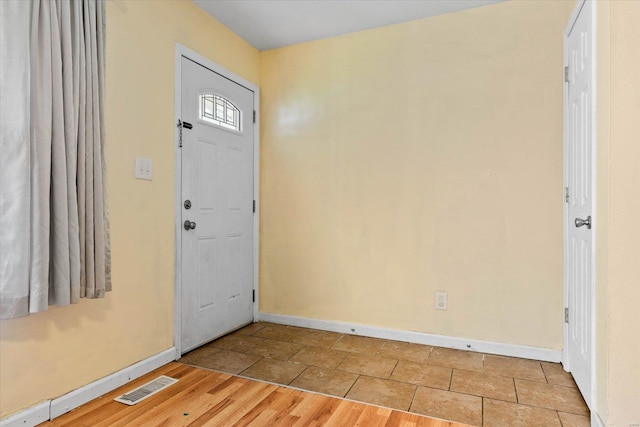 foyer with visible vents and baseboards