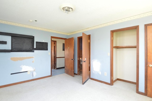 unfurnished bedroom featuring baseboards and a closet