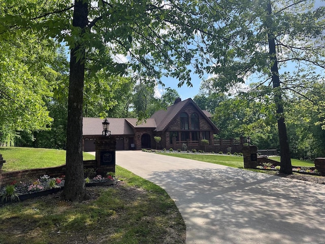 view of front of house featuring an attached garage, driveway, and a front yard