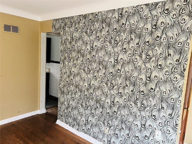 details with visible vents, baseboards, and wood finished floors