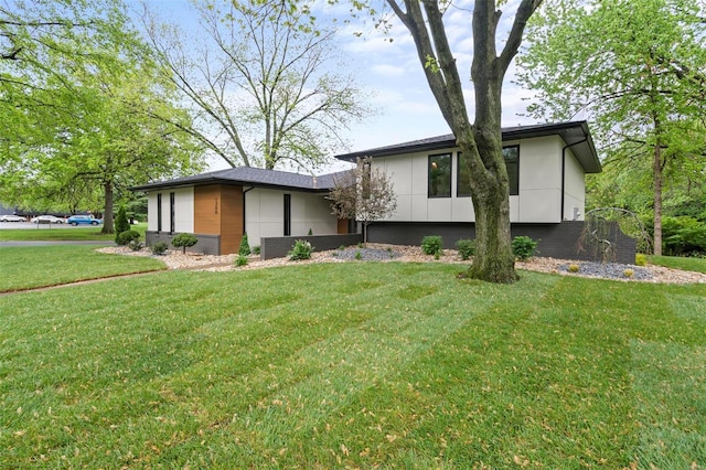 view of front of house featuring a front yard