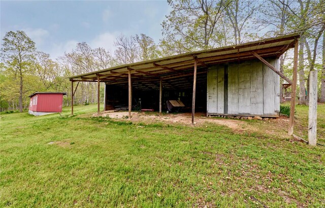 view of pole building featuring a yard