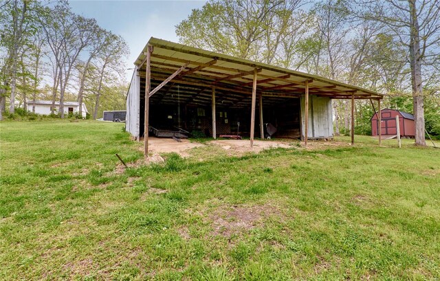 view of pole building featuring a yard