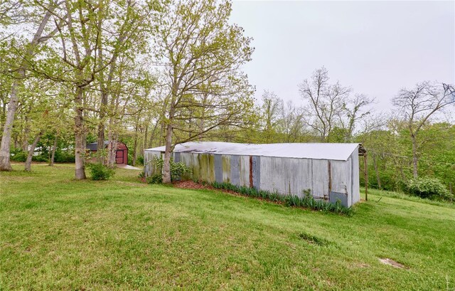 view of yard with an outbuilding and an outdoor structure
