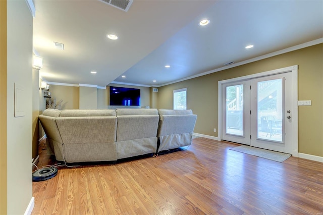living room featuring crown molding, recessed lighting, baseboards, wood finished floors, and visible vents