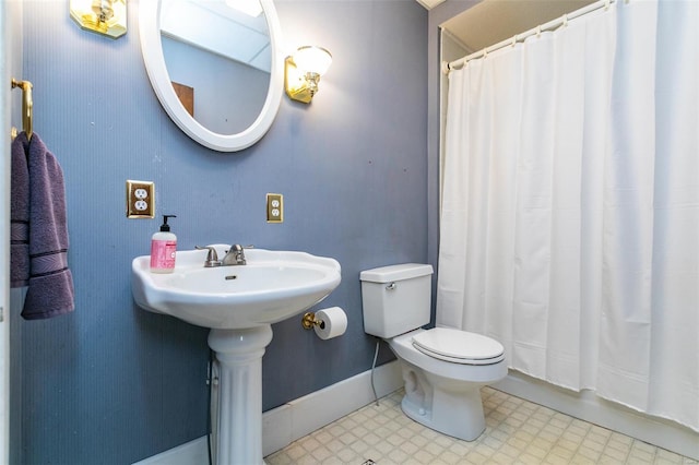full bath featuring baseboards, tile patterned floors, curtained shower, and toilet